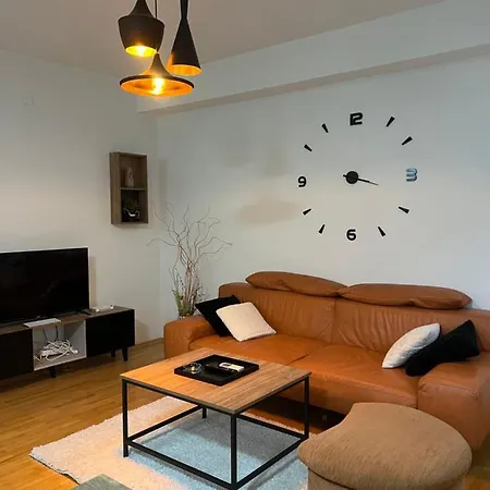 Av Apartment, Apartament *